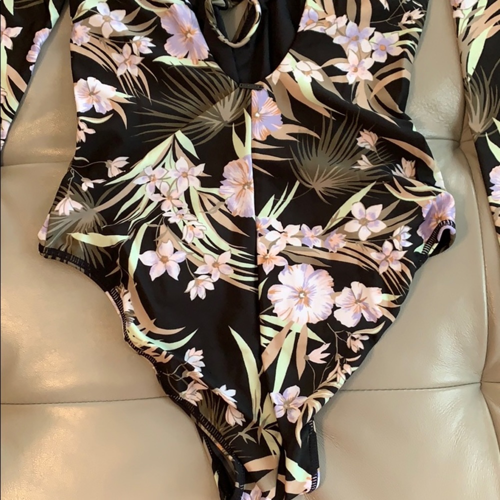 Volcom swimwear bodysuit - Picture 8 of 10